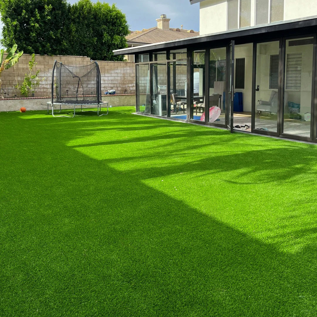 Residential Backyard Artificial Grass Landscape - LFL Grass | Artificial Grass Manufacturer & Supplier Residential backyard with landscape artificial grass lawn